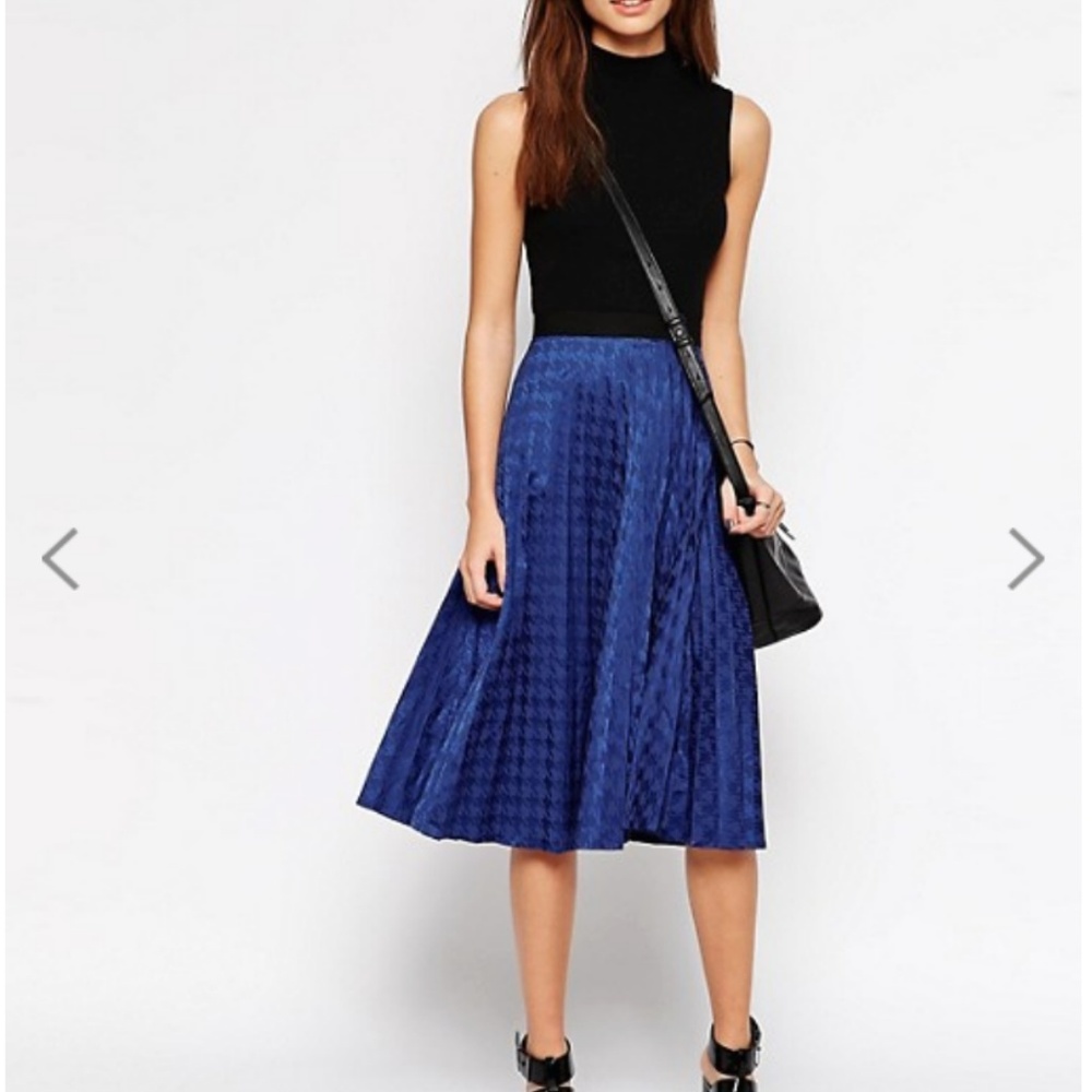 Liquorish Pleated Midi Skirt in Dogtooth